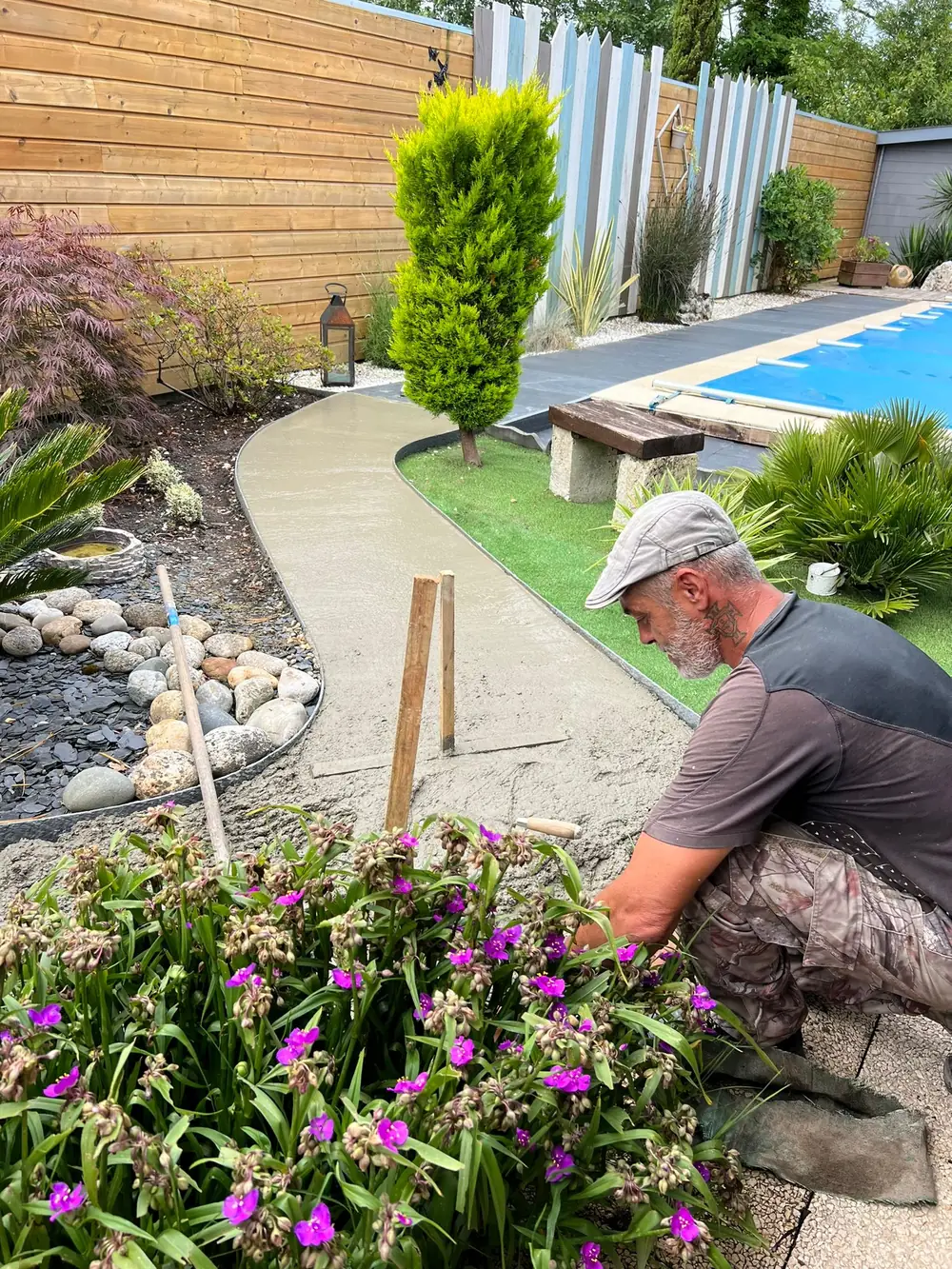 Abraham Helfrick en train de planter des vivaces sur un chantier d'aménagement