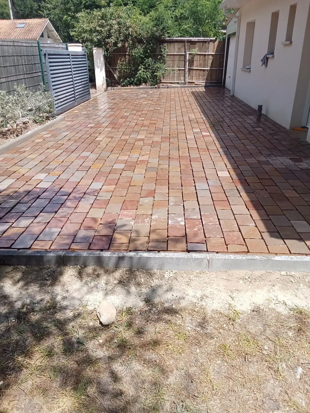 Allée pavée après terrassement et préparation du sol